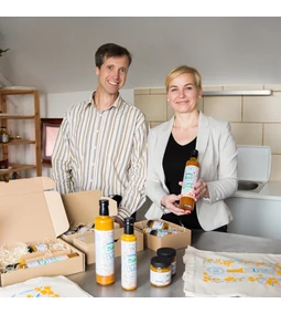 ZSÍROS TÜNDE ÉS AZ ESBANA HOMOKTÖVIS MANUFAKTÚRA